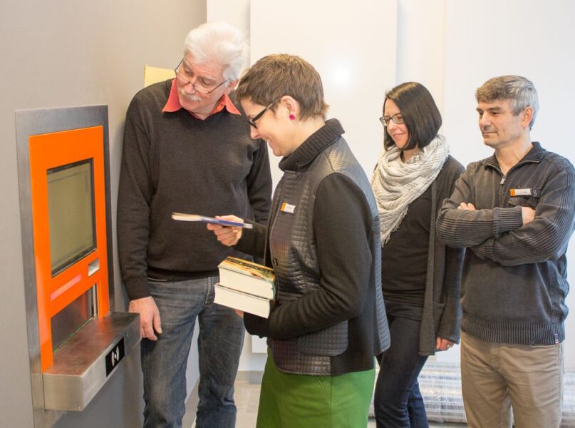 Stadtbücherei mit neuer Ausleih-Technik und neuem Eingang Stadtbücherei mit neuer Ausleih-Technik und neuem Eingang