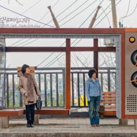 Fotoausstellung: “Warten. Waiting – Menschen an Haltestellen. People in Transit” von Dieter Leistner