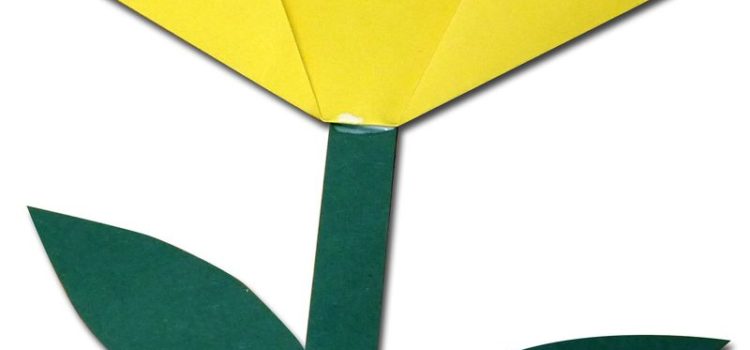 gelbe Papiertulpe mit grünem Stiel