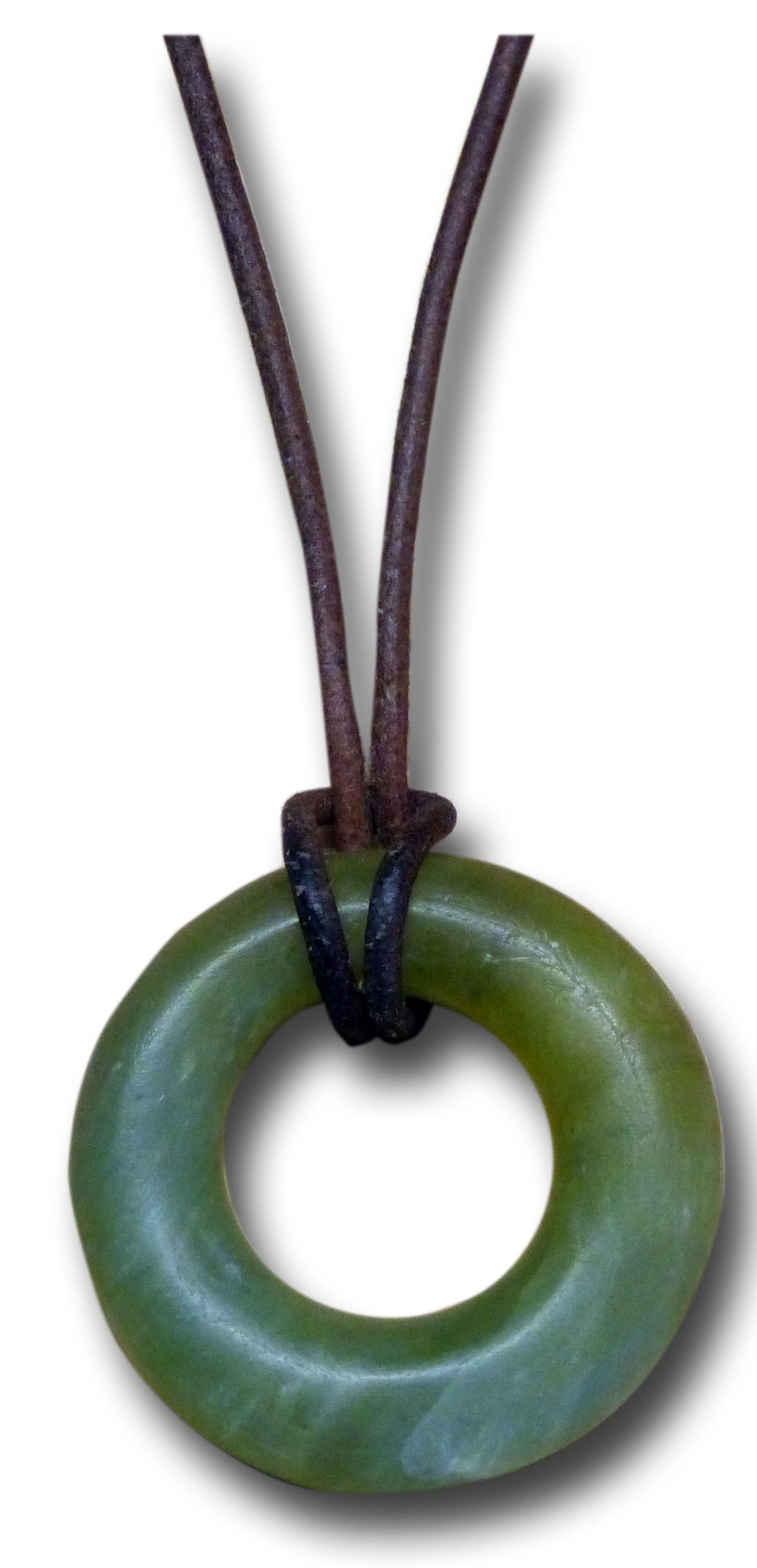 Ringförmiges Amulett hängt an Lederschnur