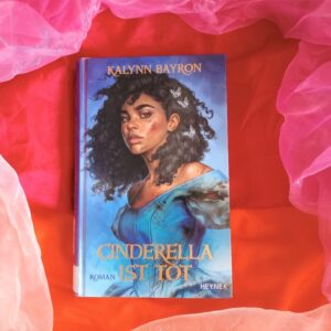 Das Buch "Cinderella ist tot" von Kalynn Bayron liegt auf einem Hintergrund in den Farben der lesbischen Pride-Flagge.