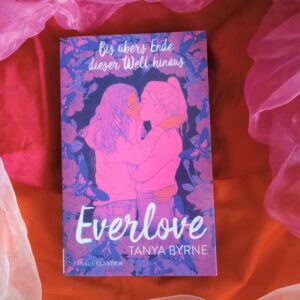Das Buch "Everlove" von Tanya Byrne liegt auf einem Hintergrund in den bisexuellen Pride-Farben.