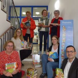 Würzburger Grundschulkinder „erlesen“ einen Bücherstapel, so hoch wie der Funkturm des Bayerischen Rundfunks