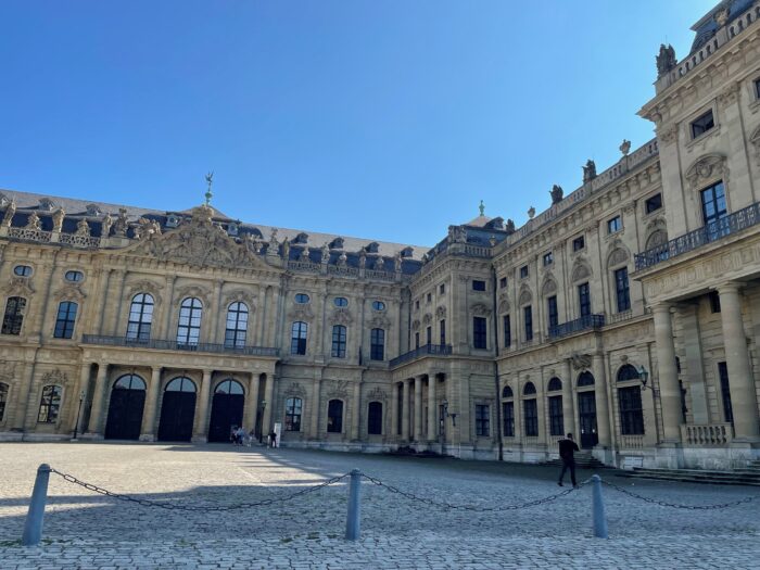 Die Würzburger Residenz mit strahlend blauem Himmel.