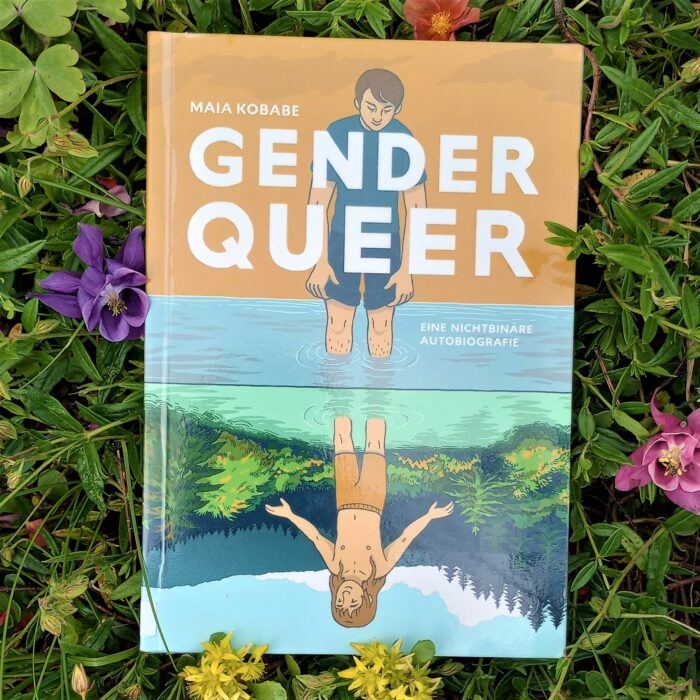Ein Foto des Buchs "Genderqueer" in einem Blumenbeet. Über das Foto führt ein Link zum Buch im Katalog der Stadtbücherei.