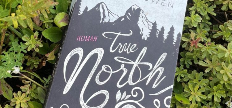 Das Buch True North - wo auch immer du bist von Sarina Bowen auf einer grünen Wiese.