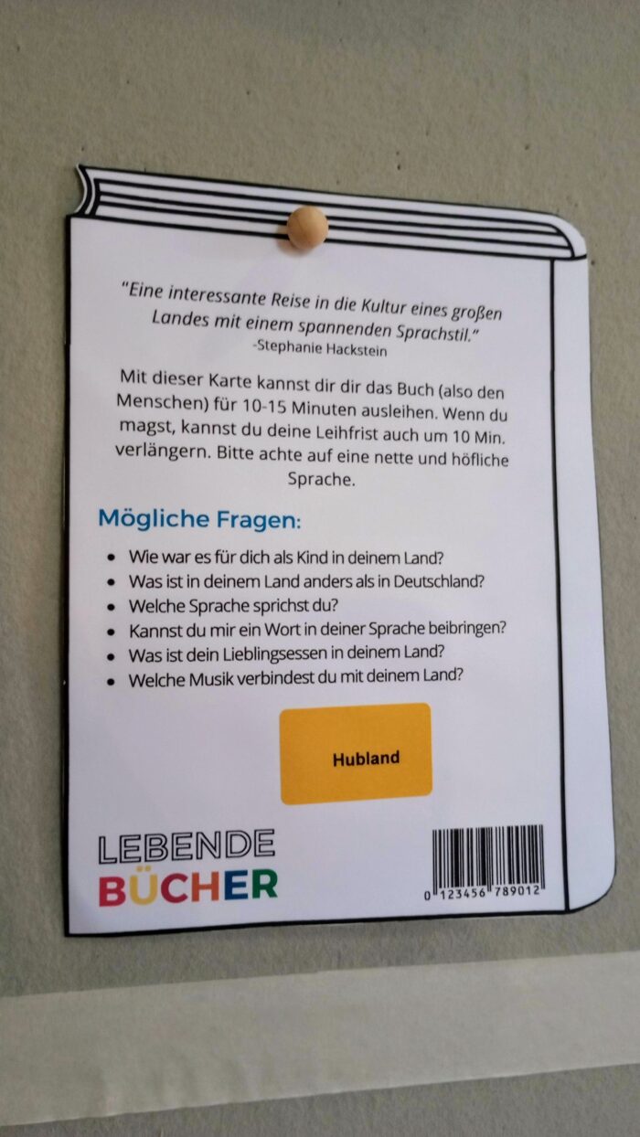 Die Ausleihkarte eines lebenden Buchs mit Informationen und Ideen, welche Fragen dem Buch gestellt werden können.