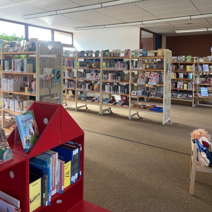 Das Bild zeigt einige der Bücherregale in der Stadtteilbücherei Heuchelhof.