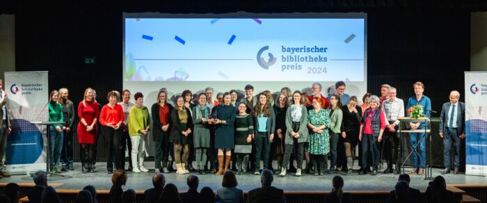 Das Team der Stadtbücherei auf der Bühne bei der Übergabe des Bayerischen Bibliothekspreis.