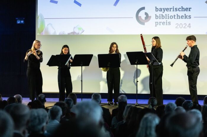 Das Quintett "Hilaris" untermalt die Preisverleihung des Bayerischen Bibliothekspreis musikalisch.