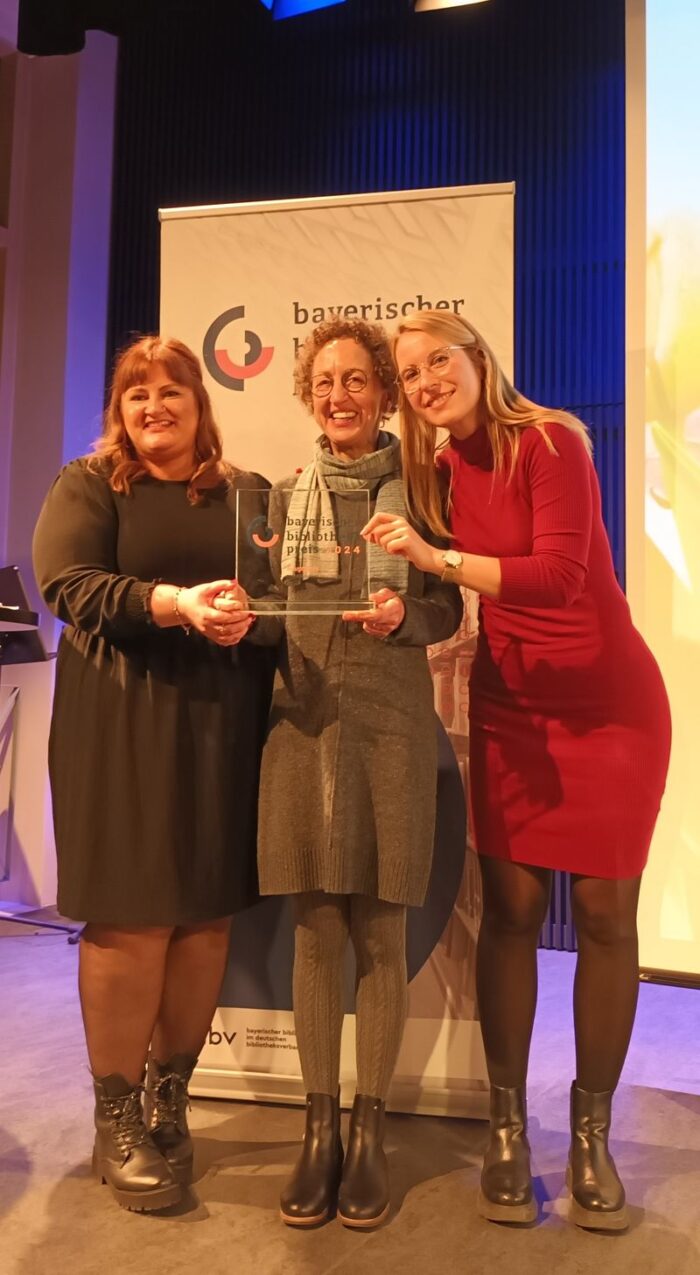 Unser Leitungstrio: Anna Neufeld, Martha Maucher, Hanna Häußler mit dem Bayerischen Bibliothekspreis