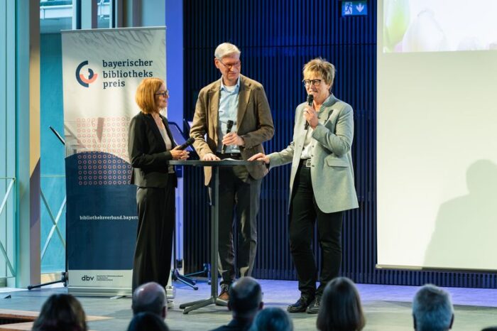 Andreas Mittrowan im Gespräch mit Ute Palmer und Sabine Guhl.