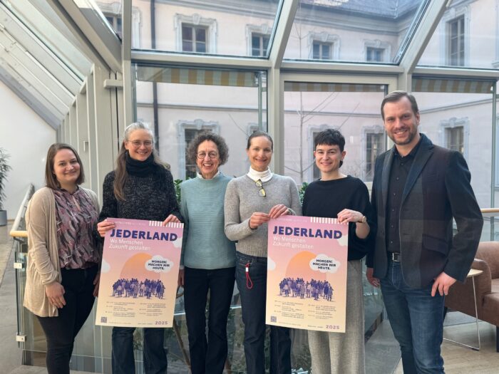 Christina Rühs, Eva Eichhorn, Martha Maucher und Petra Bareis von der Stadtbücherei freuen sich gemeinsam mit Dr. Anja Zürn und Dr. Christian Göpfert vom Umwelt- und Klimareferat auf den Auftakt der neuen Veranstaltungsreihe zum Thema Nachhaltigkeit.
Fotgrafin: Anna Neufeld