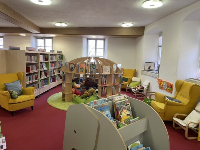Die Kinderecke der Stadtbibliothek Gerolzhofen. 