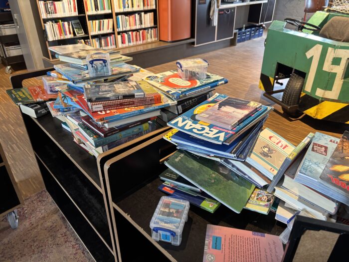 Die Bücherwägen der Stadtteilbücherei Hubland. Auf den Wägen stabeln sich die Medien. 