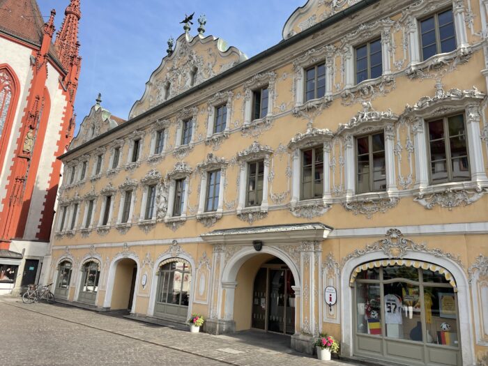 Das Falkenhaus, in welchem sich die Stadtbücherei Würzburg befindet. 
