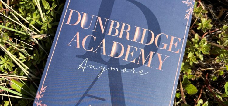 Buchtipp: Dunbridge Academy – Anymore Das Buch "Dunbridge Academy - Anymore" liegt im Gras.