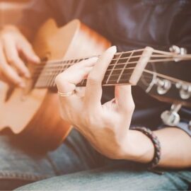 Feierabend mit Musik – Die Stadtbücherei lädt zu Sommerkonzerten im Lesegarten ein