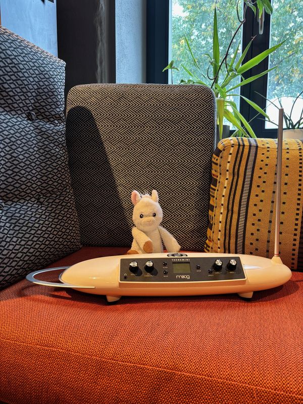 Ein Plüsch-Lama sitzt vor einem Theremini.