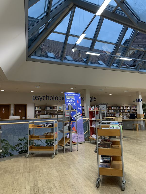 Ein Bild vom 1. Stock des Falkenhauses, in dem mehrere Bücherwagen stehen.