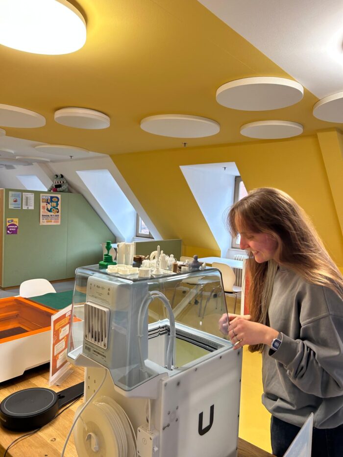 Gloria steht im Level3 des Falkenhauses vor einem 3D-Drucker