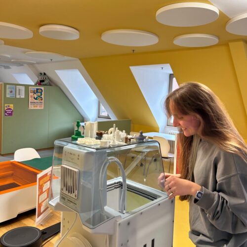 „Bibliothekarin? Du liest also den ganzen Tag Bücher?“ „Bibliothekarin? Du liest also den ganzen Tag Bücher?“