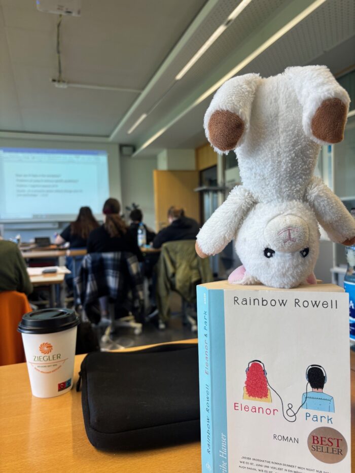 Finchen turnt kopfüber auf einem Buch