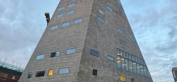 Auslandspraktikum in Groningen – Teil 1 Das Forum in Groningen. Ein abstraktes Gebäude mit vielen Fenstern.