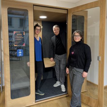 Zu sehen sind Christine Ott, Gunther Schunk und Irina Turner vor der neuen Mute Box.