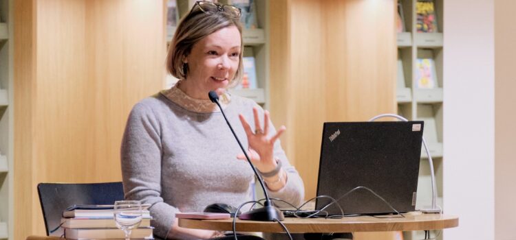 Zu sehen ist Isabel Fraas bei der Vorstellung der Bücher der Saison.