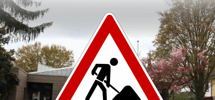Stadtteilbücherei Versbach schließt ab 20. April Zu sehen ist die Stadtteilbücherei Versbach mit einem Baustellen-Schild und der Überschrift: Schließung der Stadtteilbücherei Versbach