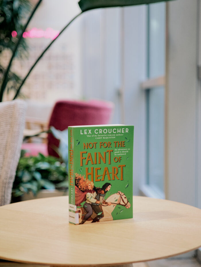 Zu sehen ist das Buch "Not for the faint of heart" im Lesecafé der Stadtbücherei.