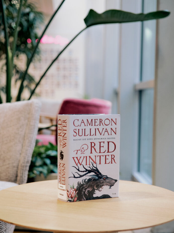 Zu sehen ist das Buch "Red Winter" im Lesecafé der Stadtbücherei.