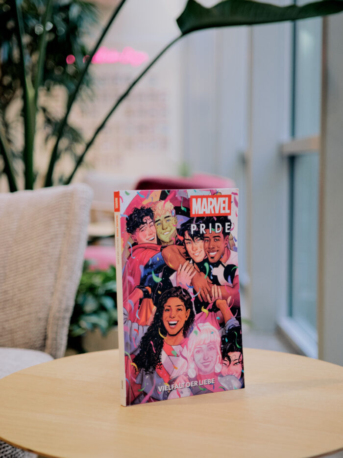 Zu sehen ist der Comic "Marvel Pride: Vielfalt der Liebe" im Lesecafé der Stadtbücherei.