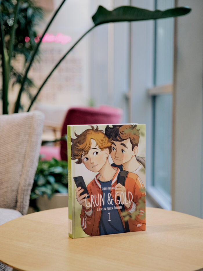 Zu sehen ist die Graphic Novel "Grün & Gold" im Lesecafé der Stadtbücherei.