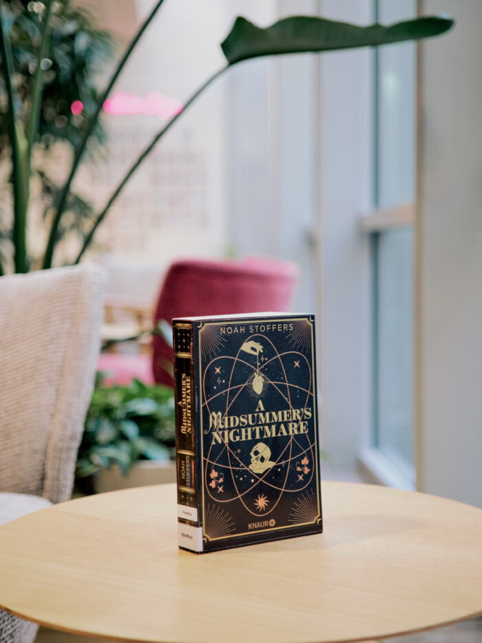 Zu sehen ist das Buch "A midsummer's nightmare" im Lesecafé der Stadtbücherei.
