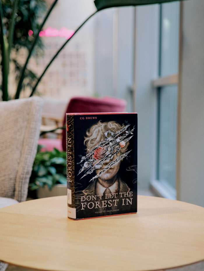 Zu sehen ist das Buch "Don't let the Forest in" im Lesecafé der Stadtbücherei.