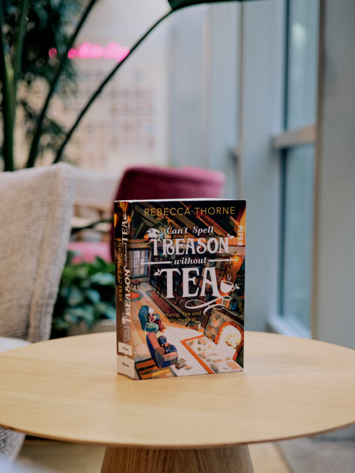 Zu sehen ist das Buch "Can't spell treason without tea" im Lesecafé der Stadtbücherei.