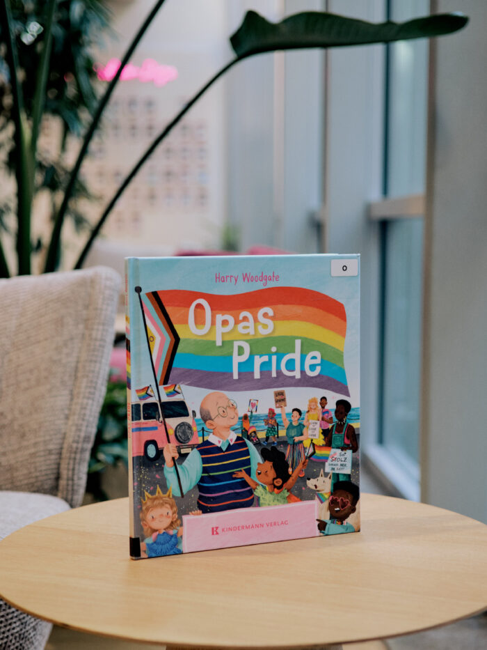 Zu sehen ist das Buch "Opas Pride" im Lesecafé der Stadtbücherei.