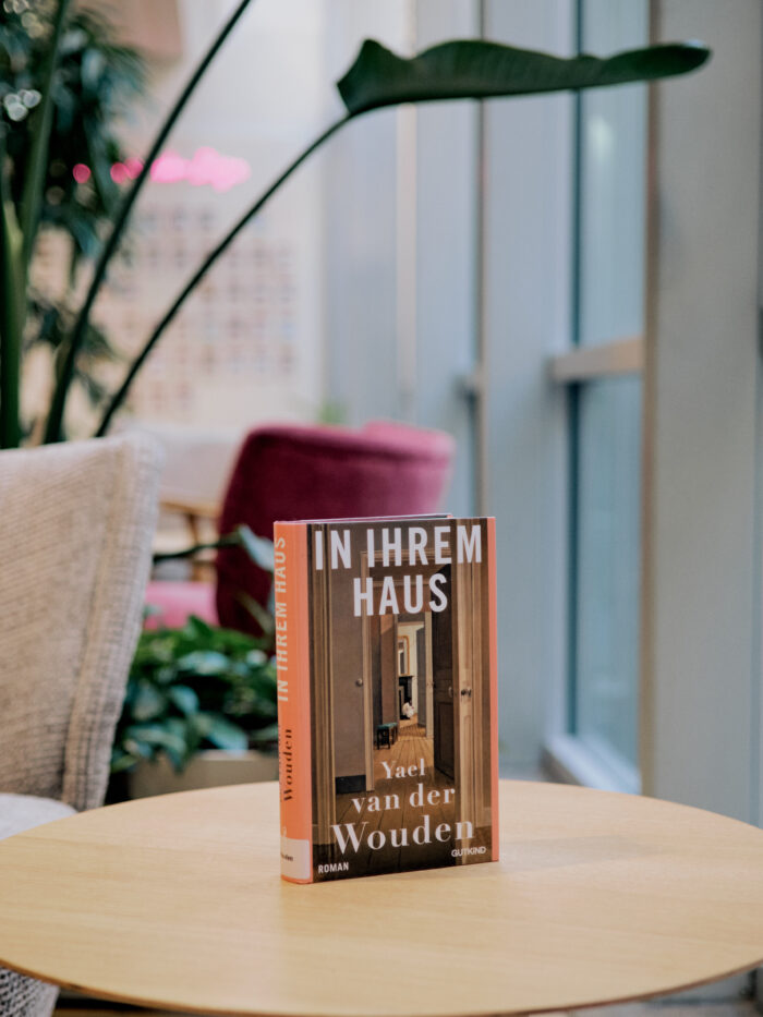 Zu sehen ist das Buch "In ihrem Haus" im Lesecafé der Stadtbücherei.