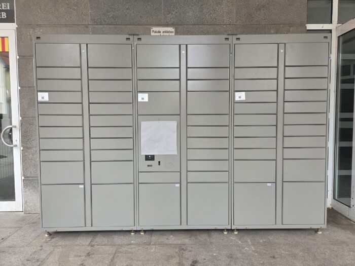 Das Bild zeigt einen Abholschrank in Grau. 
