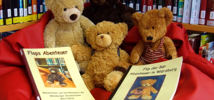 20 Jahre Schreibprojekt mit Flip, Flap und Flup – ein Würzburger Erfolgsmodell feiert Jubiläum Zu sehen sind vier Teddybären mit Büchern, in denen ihre Abenteuer stehen.
