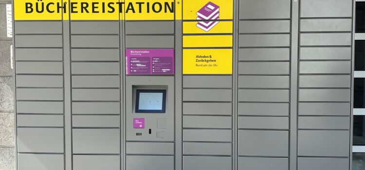 Zu sehen ist die Büchereistation vor der Stadtteilbücherei Heidingsfeld