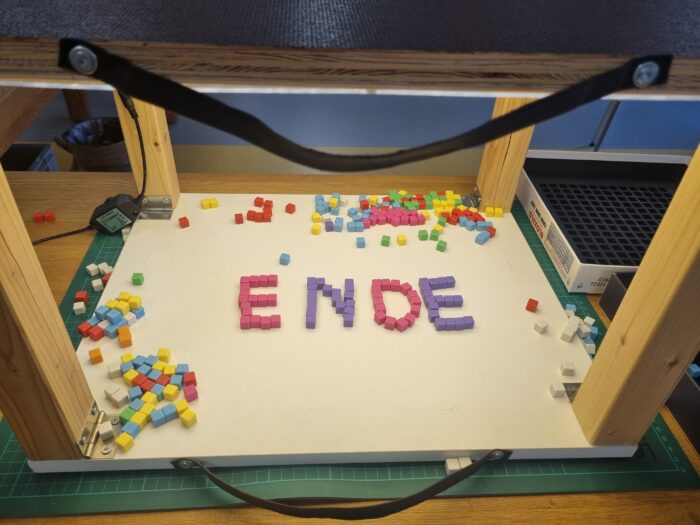 Zu sehen ist das Wort "Ende", das aus vielen bunten Bausteinchen gelegt wurde.