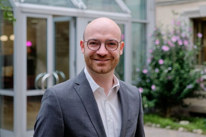 Zu sehen ist der neue Stellvertretende Leiter der Stadtbücherei - Elias Huisl