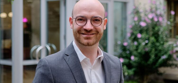 Zu sehen ist der neue Stellvertretende Leiter der Stadtbücherei, Elias Huisl