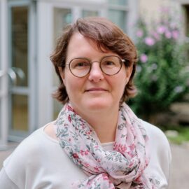 Zu sehen ist die neue Mitarbeiterin Claudia Hofmann im Lesegarten der Stadtbücherei.