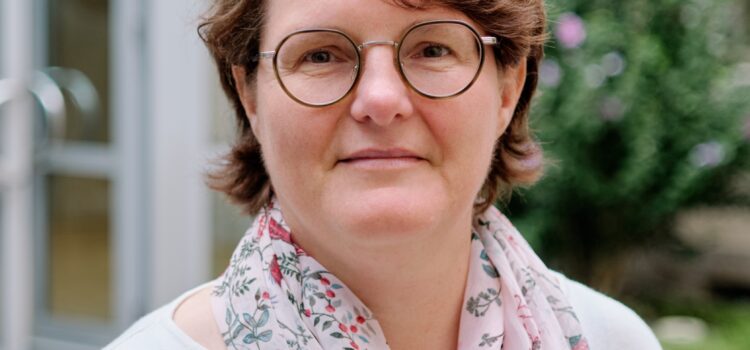 Zu sehen ist die neue Mitarbeiterin Claudia Hofmann im Lesegarten der Stadtbücherei.