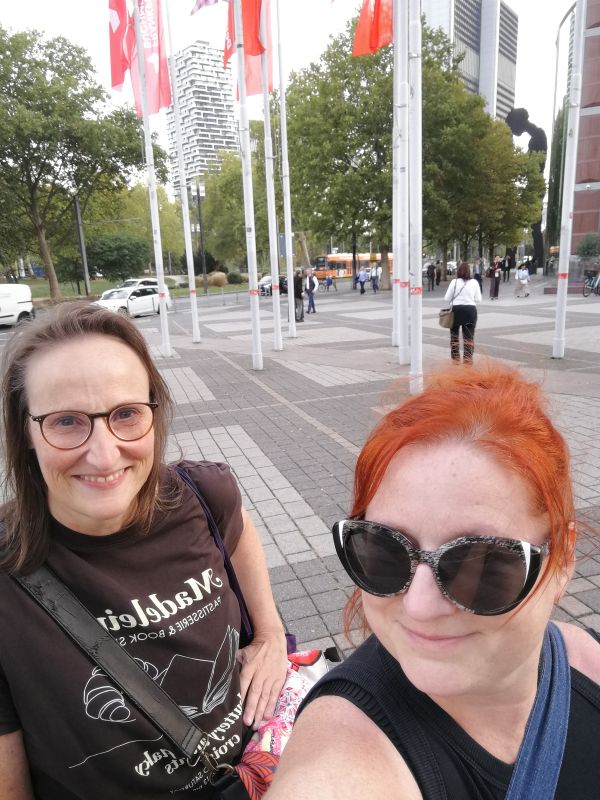 Isa und Charlotte, zwei Kolleginnen aus der Stadtbücherei Würzburg auf dem Messegelände in Frankfurt, wo die Frankfurter Buchmesse stattfindet.