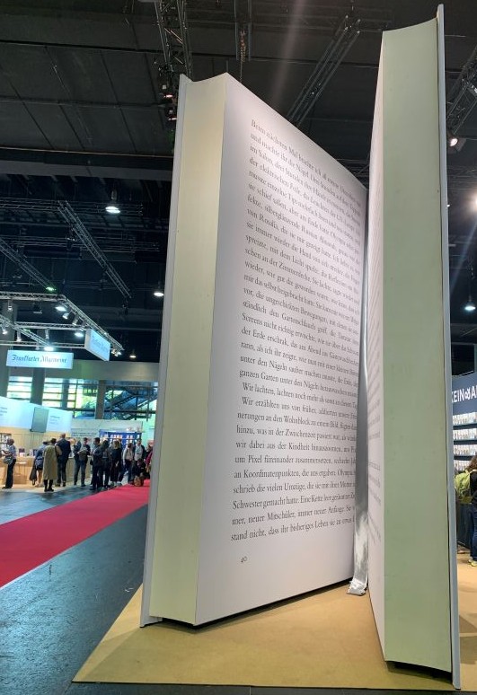 Auf dem Bild ist ein überdimensional großes Buch abgebildet. 